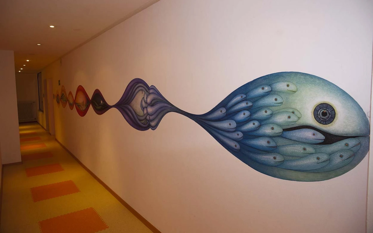 Bild Flur der Klinik mit farbenfrohem Wandkunstwerk in Form eines stilisierten blauen Fisches.