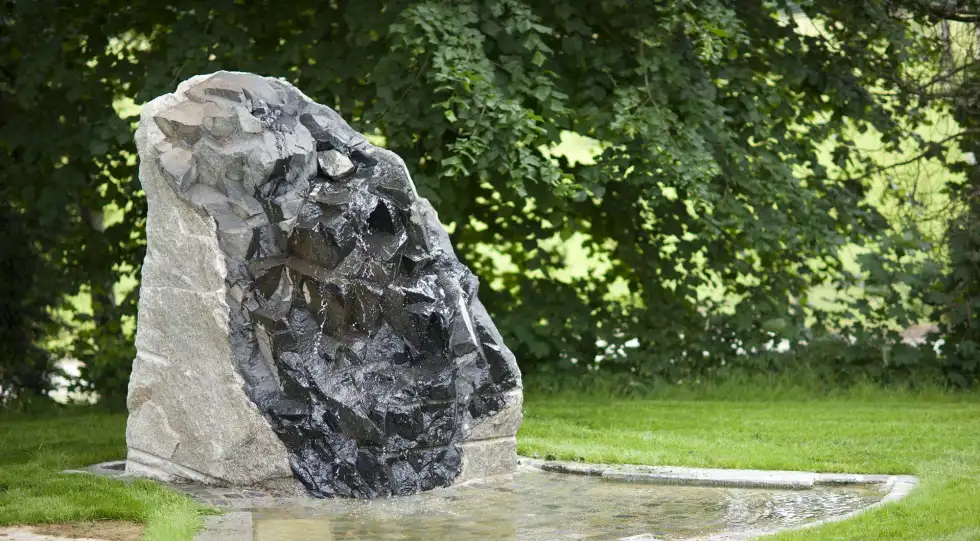 Stein im Klinikpark - Elemente des Lebens - Mit der Erde verbunden sein