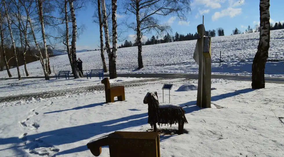 Guter Hirte Skulpturen - Park im Winter  - Sich geborgen fühlen