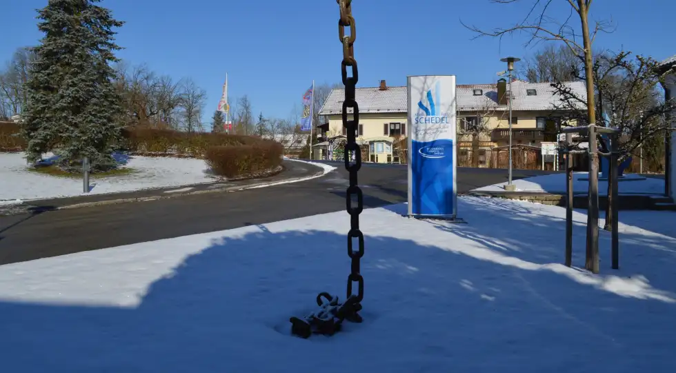 Klinikeinfahrt - Skulptur Kette - Miteinander stark sein