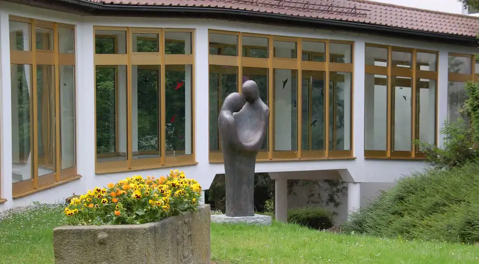 Durchgang zum Park - Skulptur Beziehung - Gemeinsamkeit erleben
