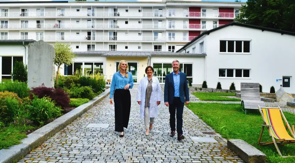Aktuelle Klinikleitung gehen im Park